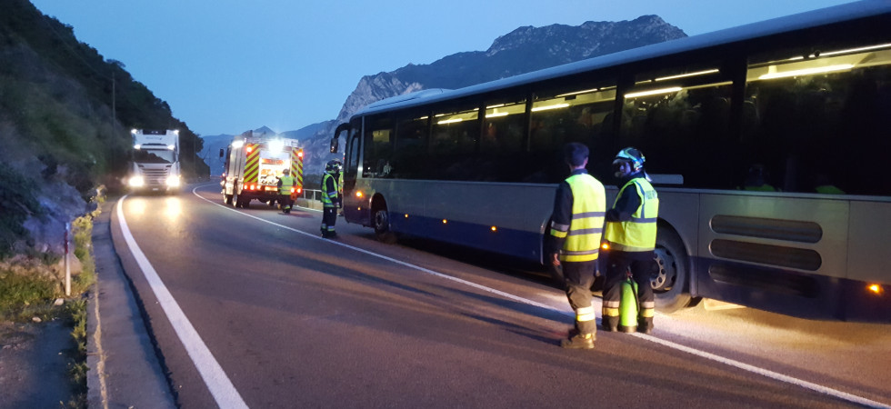 Va a fuoco una ruota della corriera, l'autista scende e doma le fiamme